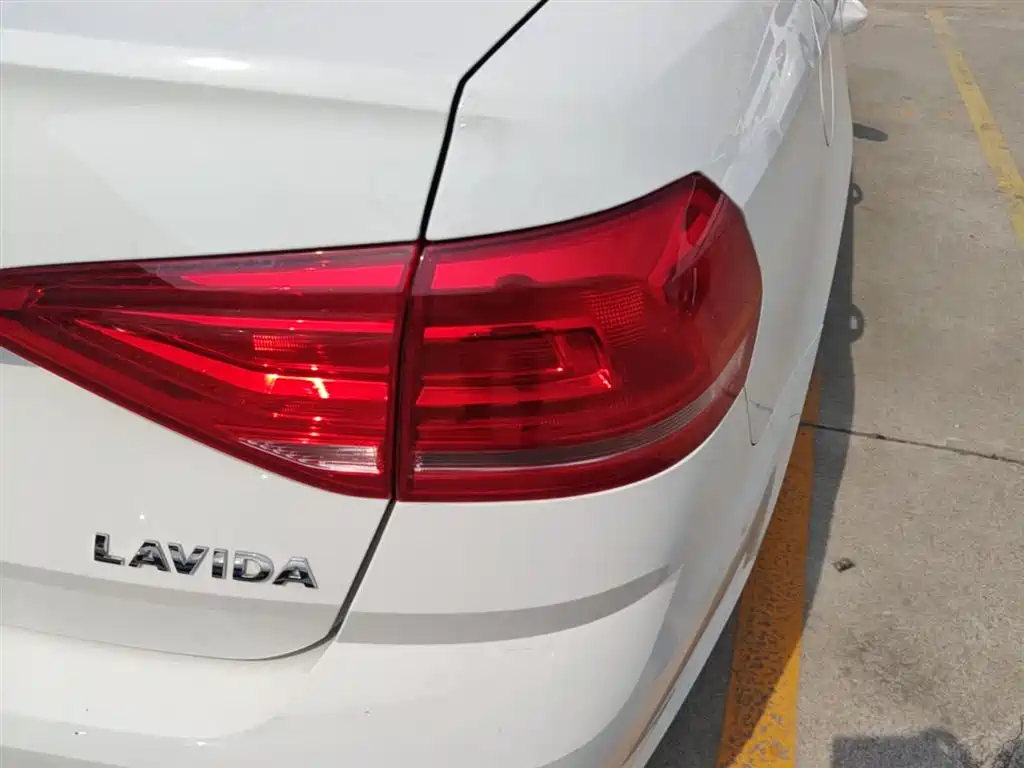 Volkswagen Lavida 2017 1.6L Automatic Trend Edition фото 8