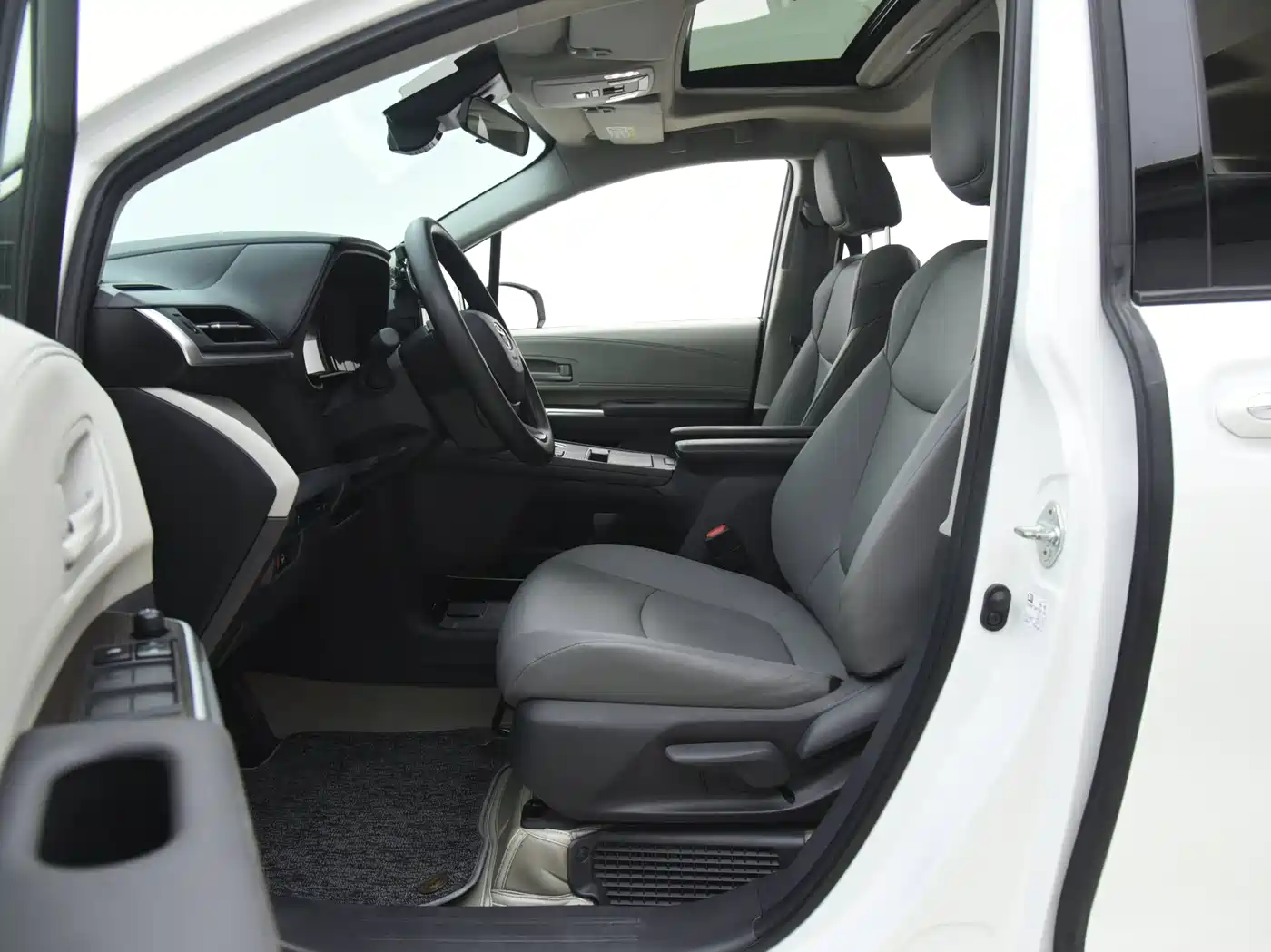 Toyota Granvia 2023 2.5L Hybrid Comfort Edition фото 7