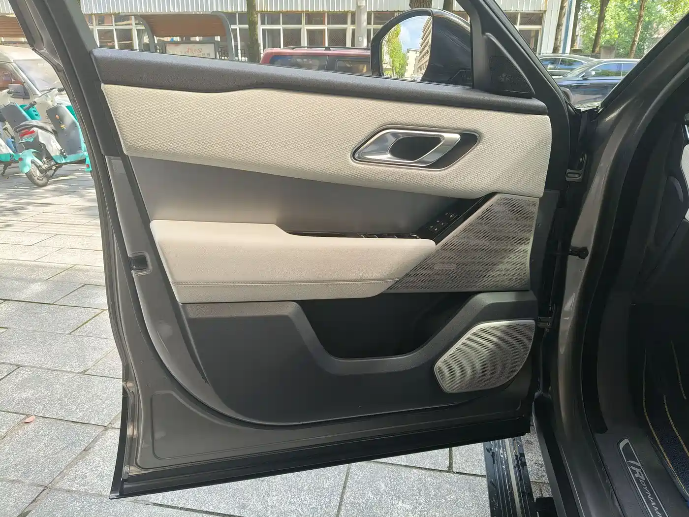 Фото 3 - Land Rover Range Rover Velar