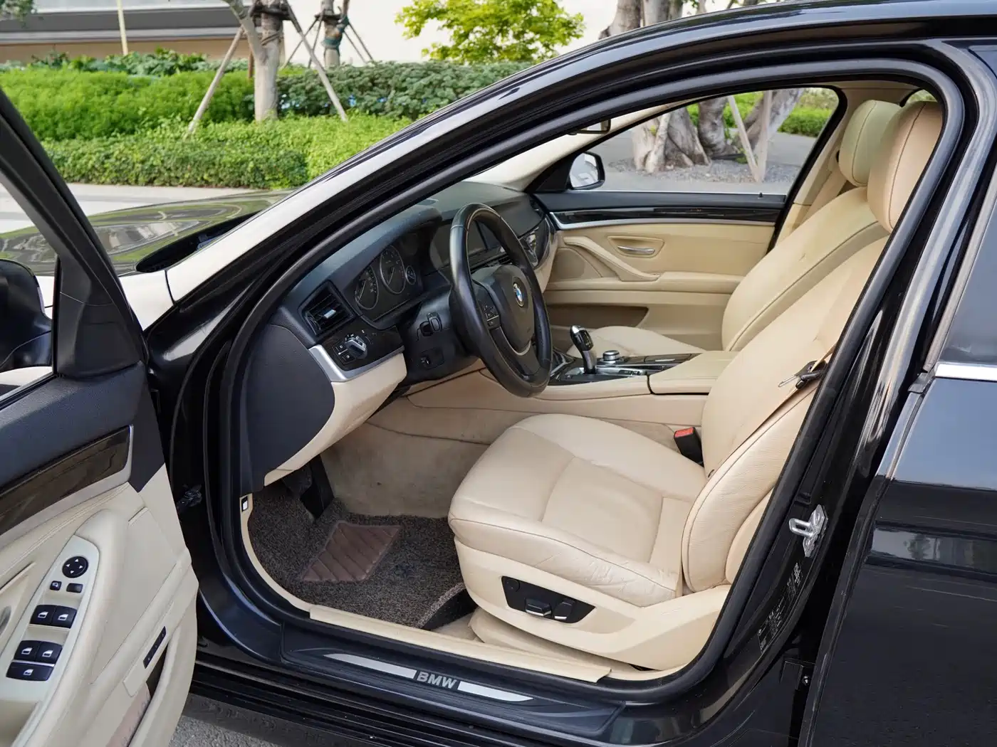 BMW 5 Series 2011 523Li Luxury фото 5