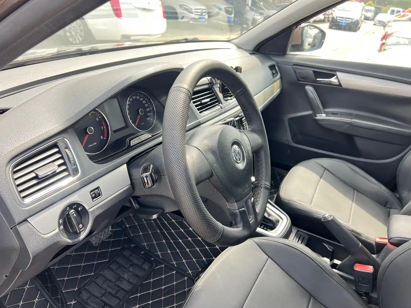 Volkswagen Lavida Tour 2013 1.6L Auto Luxury фото 8