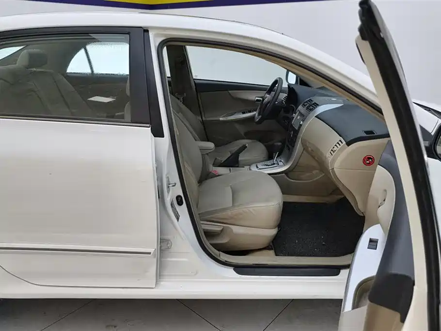 Toyota Corolla 2013 Special Edition 1.8L CVT Ultimate Cool GL-i фото 8