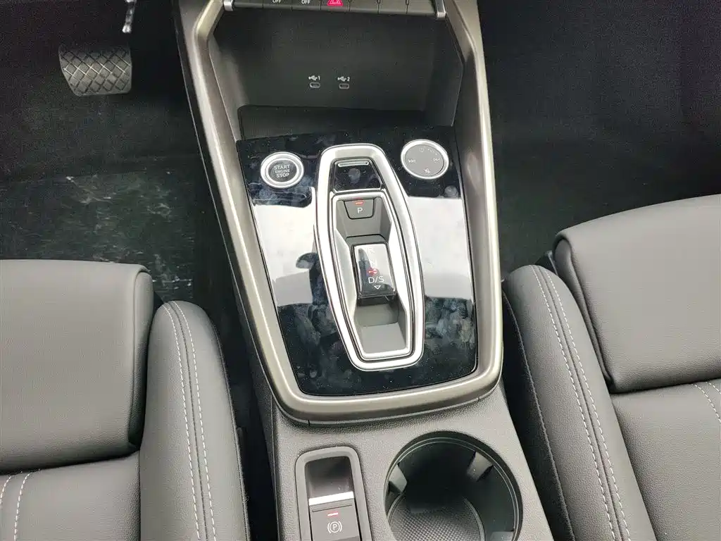 Audi A3 2025 Facelift A3L Limousine 35TFSI Flying Joy Edition фото 10