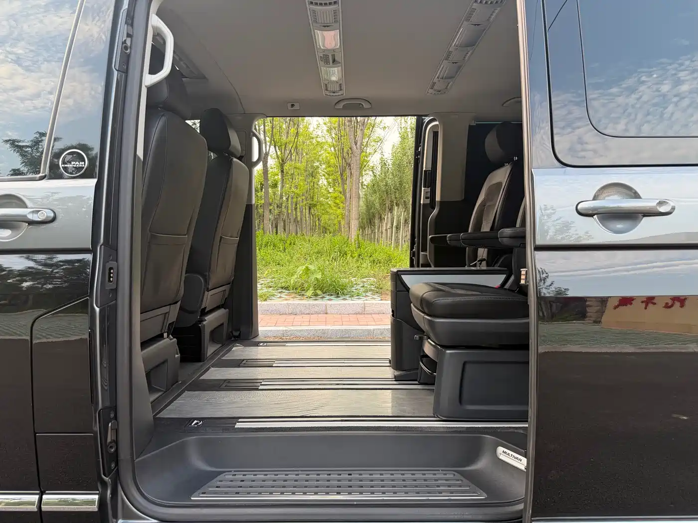 Volkswagen Multivan 2018 2.0TSI 4WD Explorer Edition 7-Seater фото 14