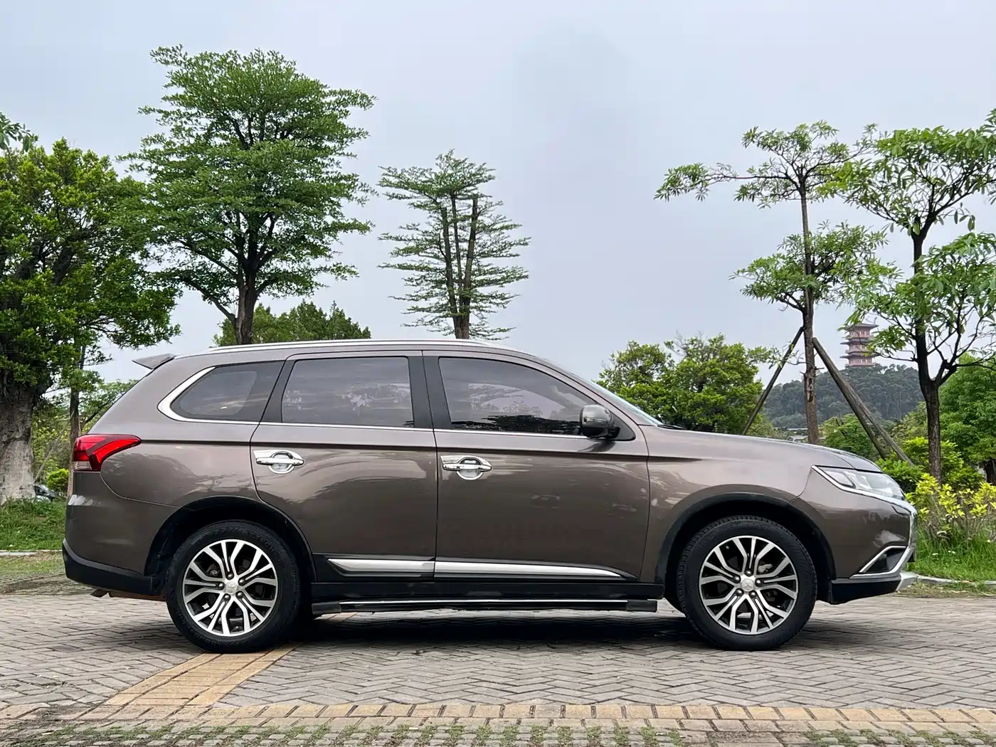 Mitsubishi Outlander 2016 2.4L 4WD Luxury Edition 7-seater фото 4