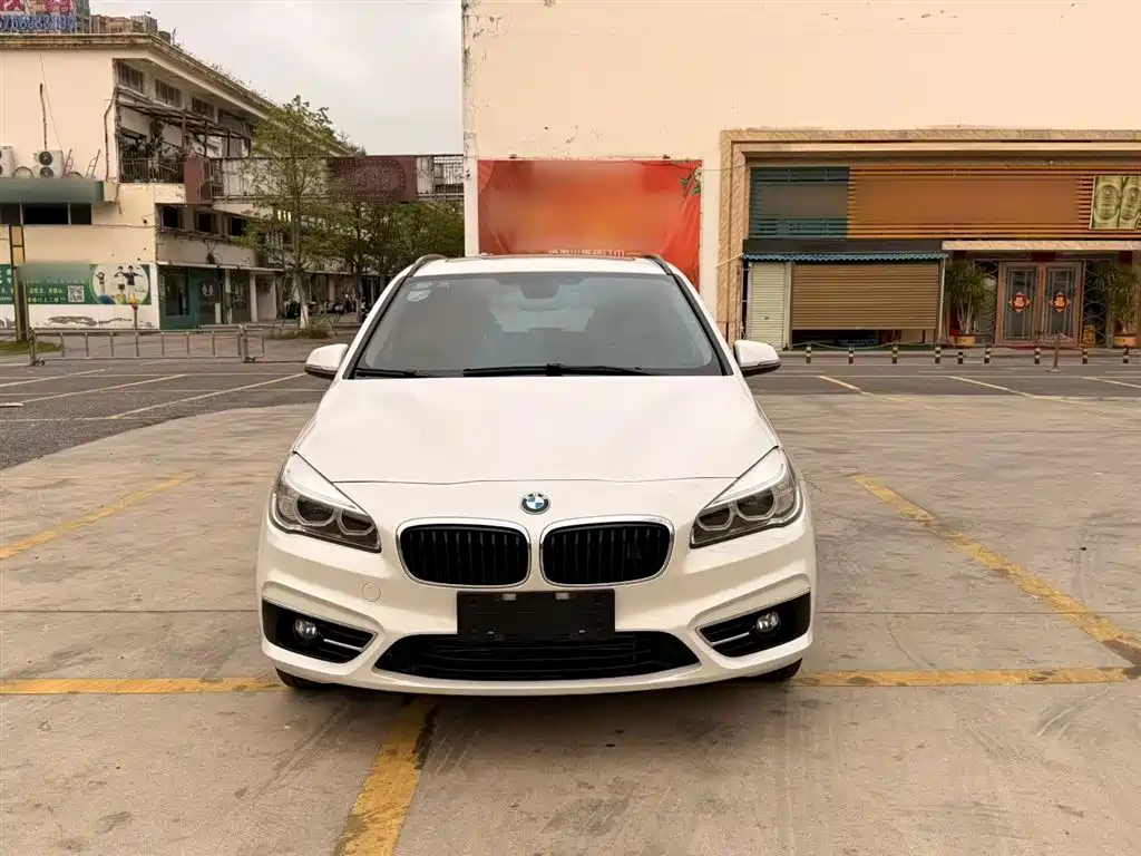 BMW 2 Series Touring 2016 218i Sport Design Package фото 3