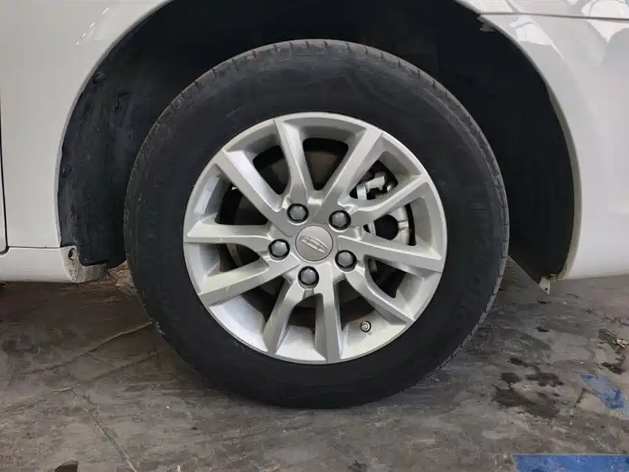 Фото 6 - Geely Emgrand