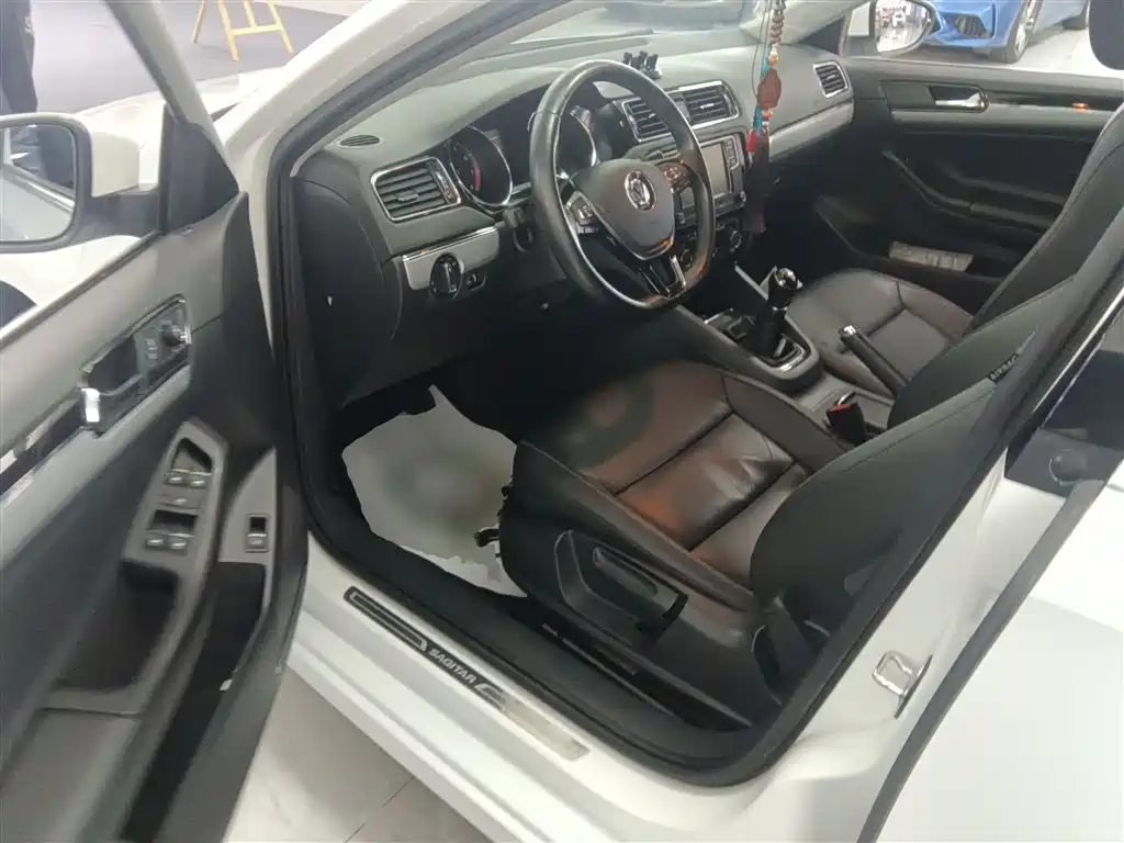 Volkswagen Sagitar 2018 1.6L Manual Comfort фото 16