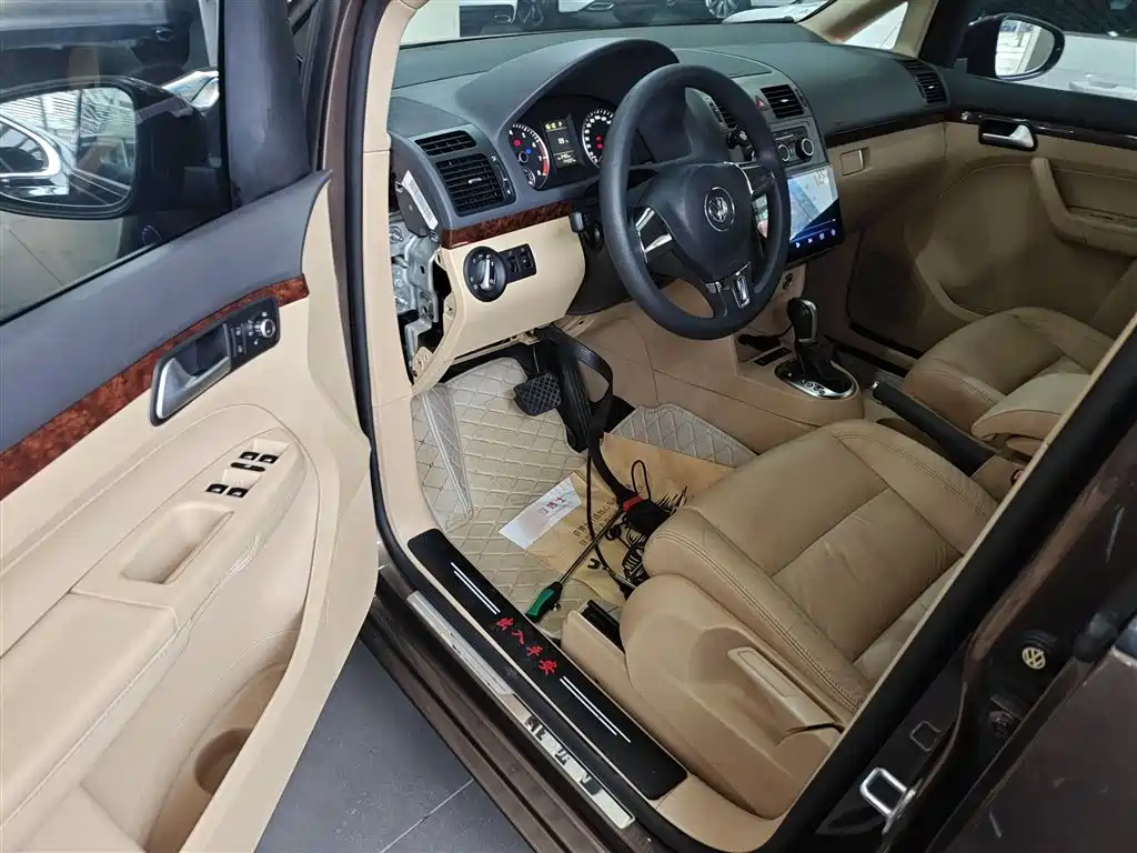 Volkswagen Touran 2013 1.4T DSG Comfort 5-seater фото 16
