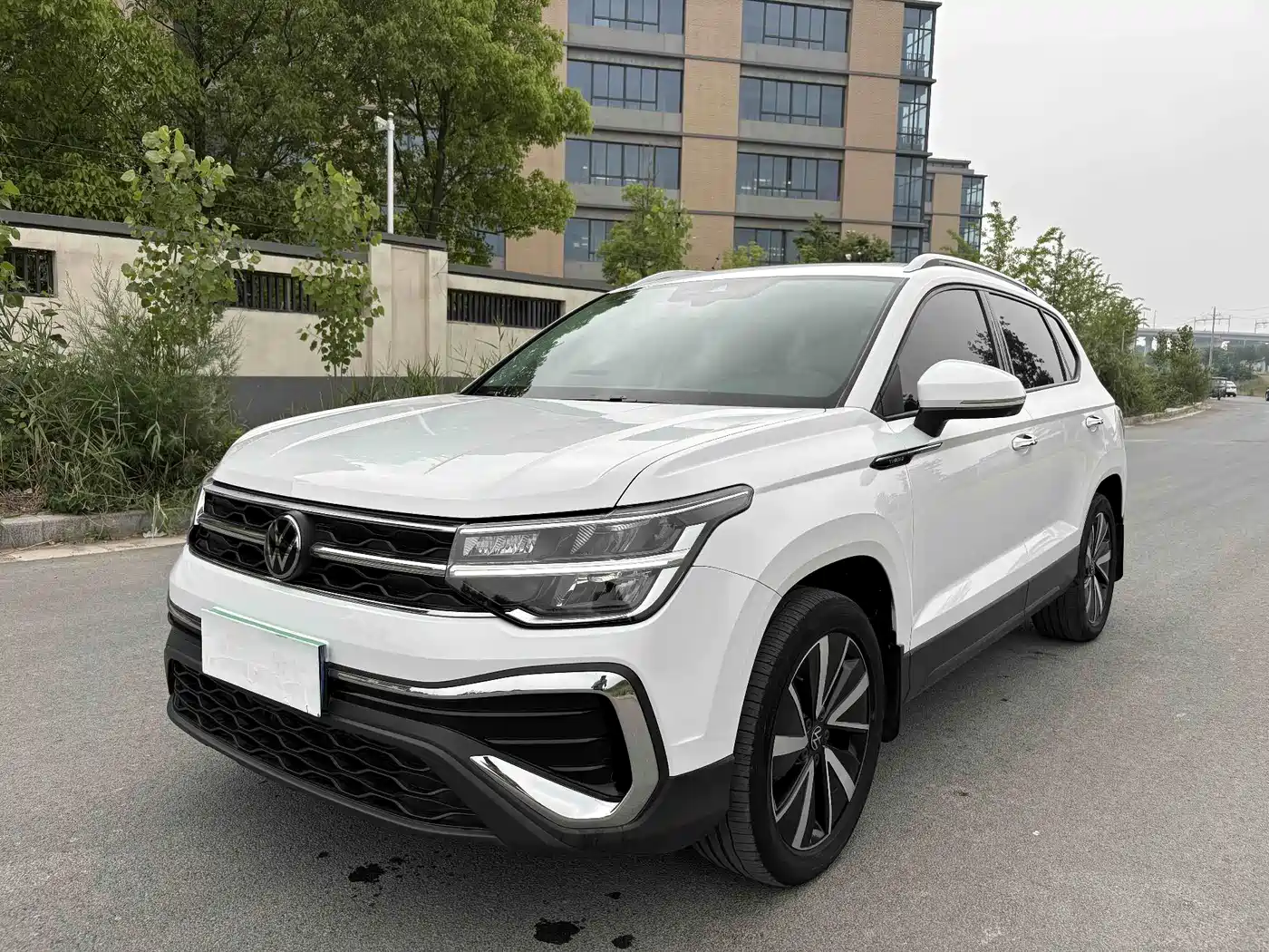 Volkswagen Tharu 2023 300TSI 2WD Bright Moon Edition