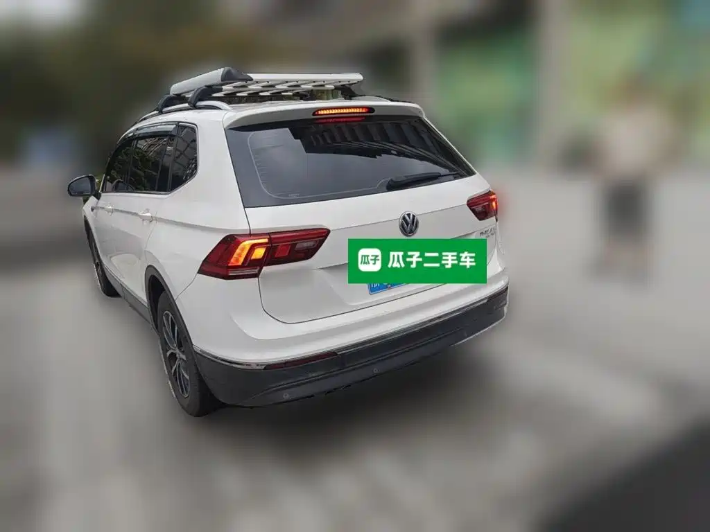 Photo 6 - Volkswagen Tiguan L