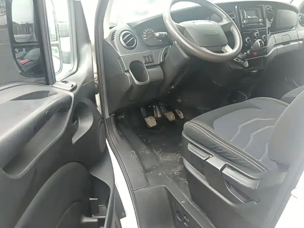 Iveco Daily 2023 2021 2.0T Manual Chaorui Short Wheelbase Low Roof Sliding Door F1A