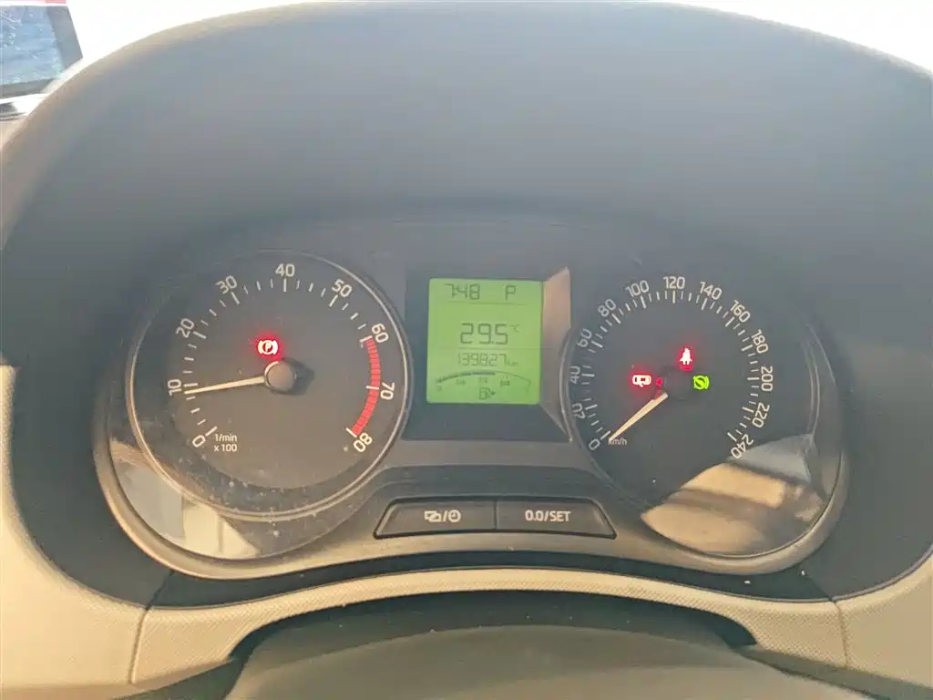 Škoda Fabia 2015 1.4L Automatic Advance Edition фото 5