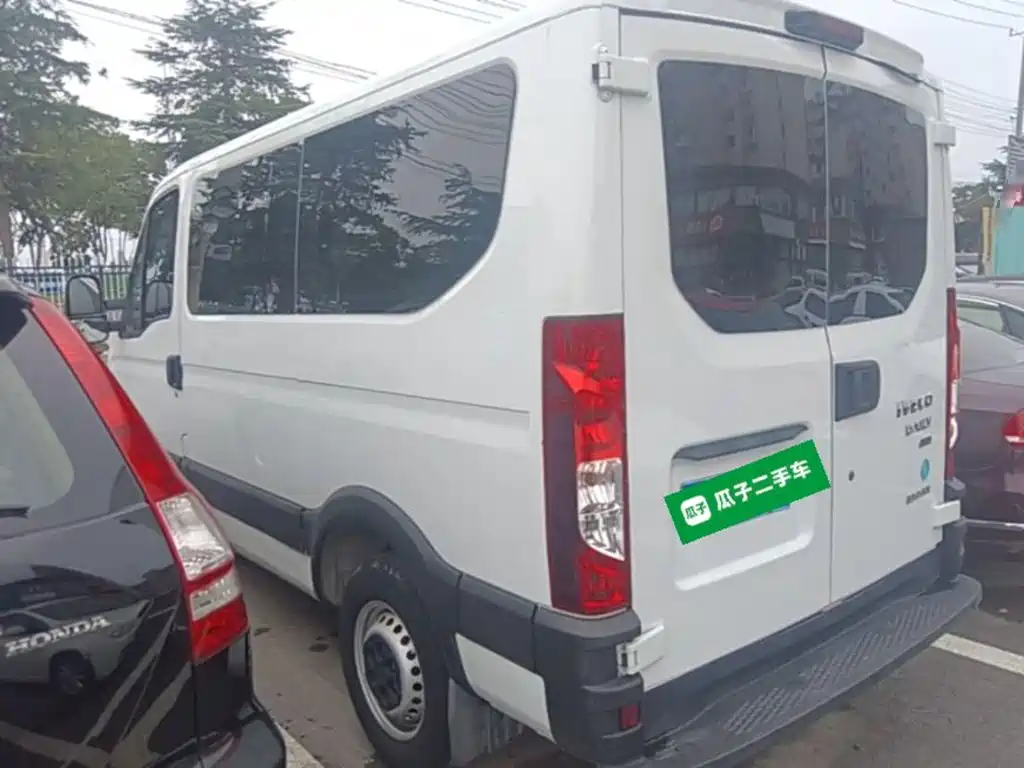 Iveco Daily 2023 2021 2.0T Manual Chaorui Short Wheelbase Low Roof Sliding Door F1A
