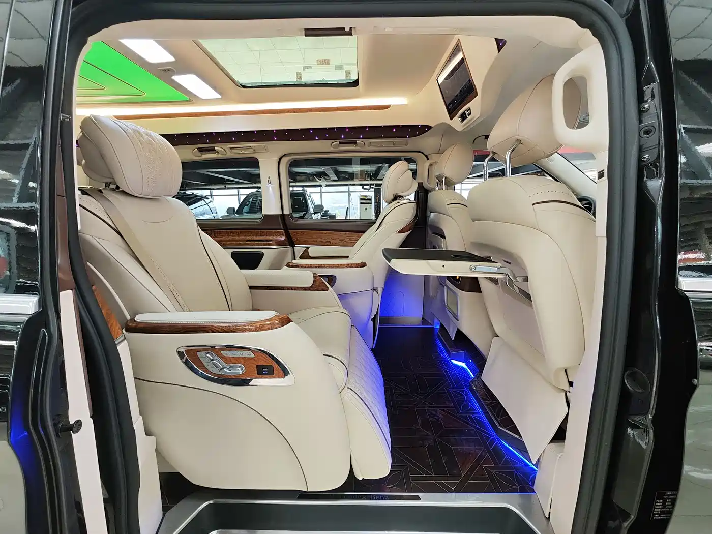 Mercedes-Benz V-Class 2018 V 260 L Premium Long Wheelbase Edition China VI фото 13