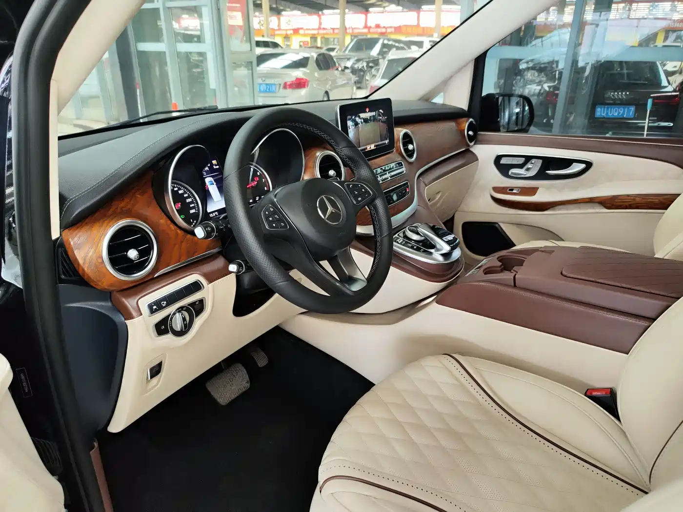 Mercedes-Benz V-Class 2018 V 260 L Premium Long Wheelbase Edition China VI фото 12