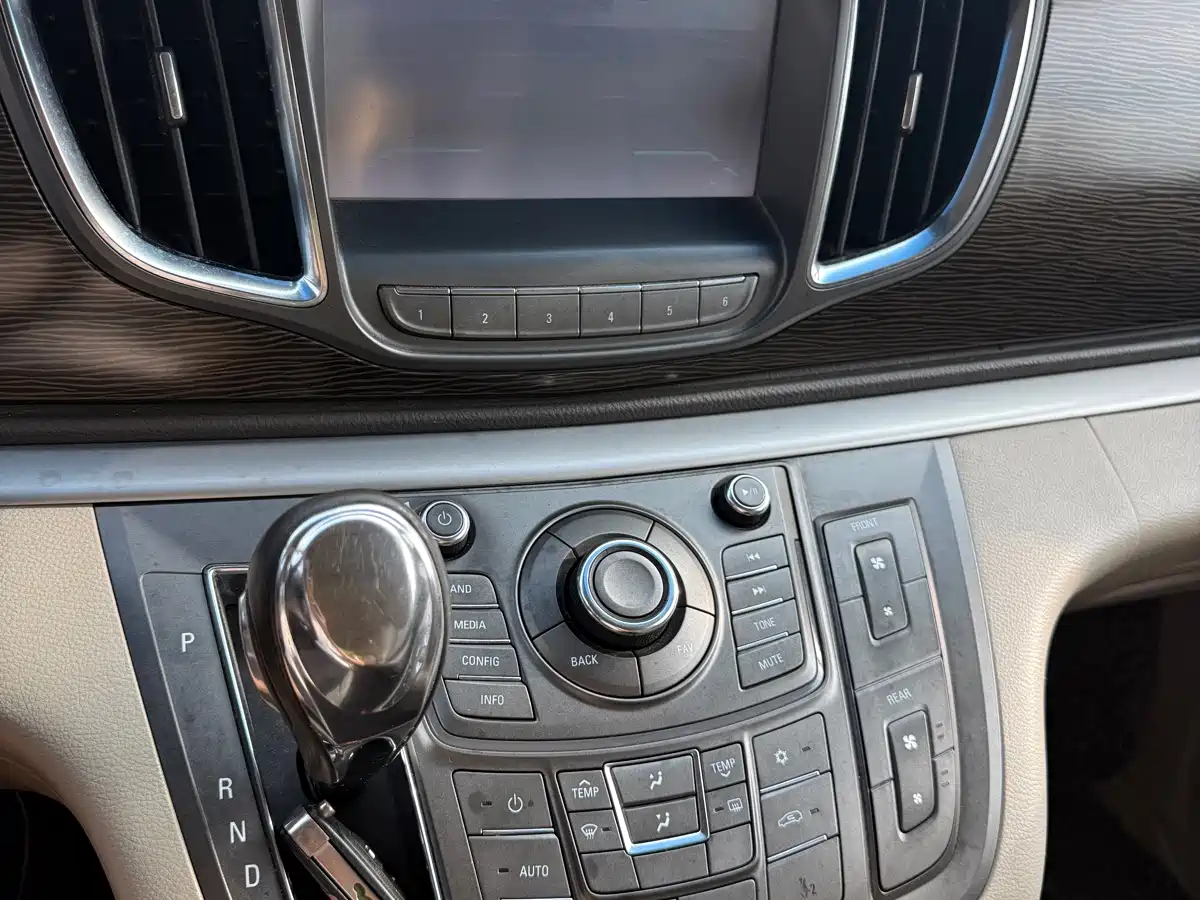 Фото 15 - Buick GL8