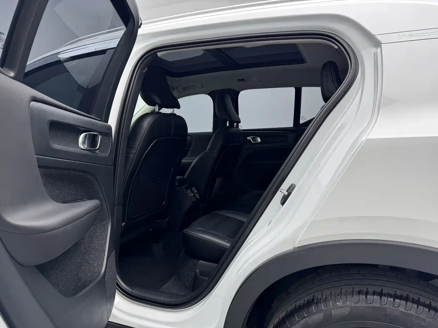 Фото 12 - Volvo XC40