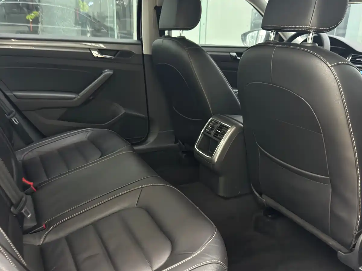 Volkswagen Passat 2017 330TSI DSG Prestige фото 10