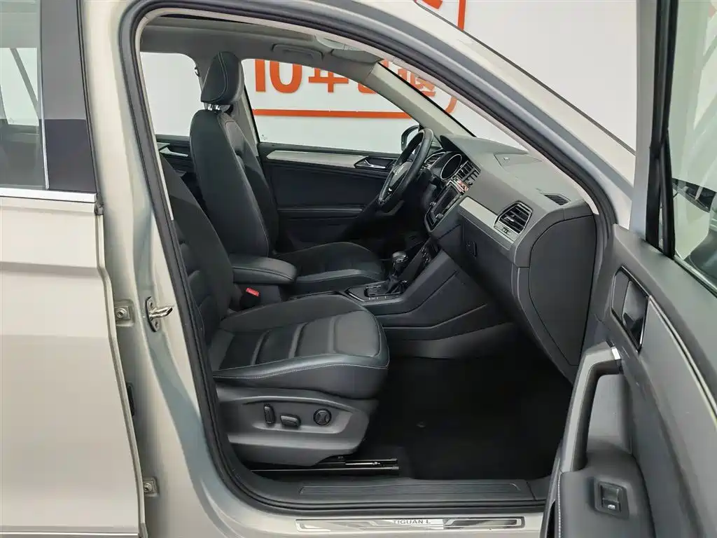 Volkswagen Tiguan L 2018 380TSI Automatic AWD Luxury Edition фото 23