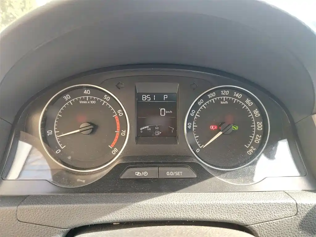 Škoda Skoda Rapid Spaceback 2014 1.6L Automatic Joy Edition фото 4