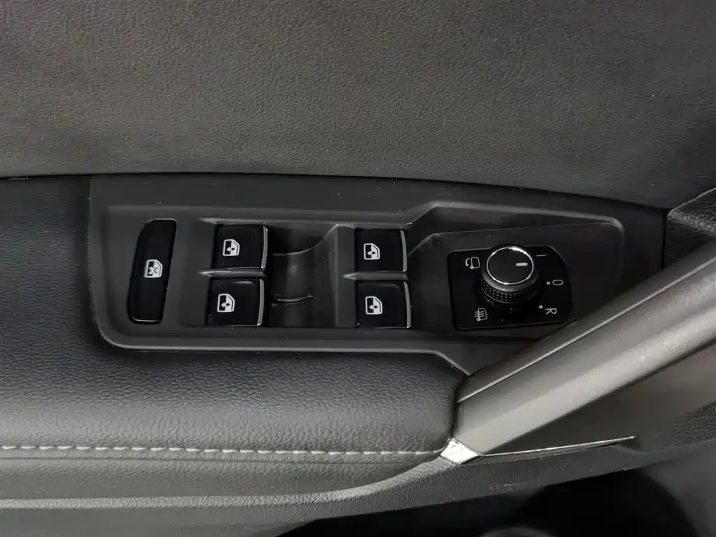 Volkswagen Tiguan L 2020 330TSI Auto 2WD R-Line Flagship China VI фото 9