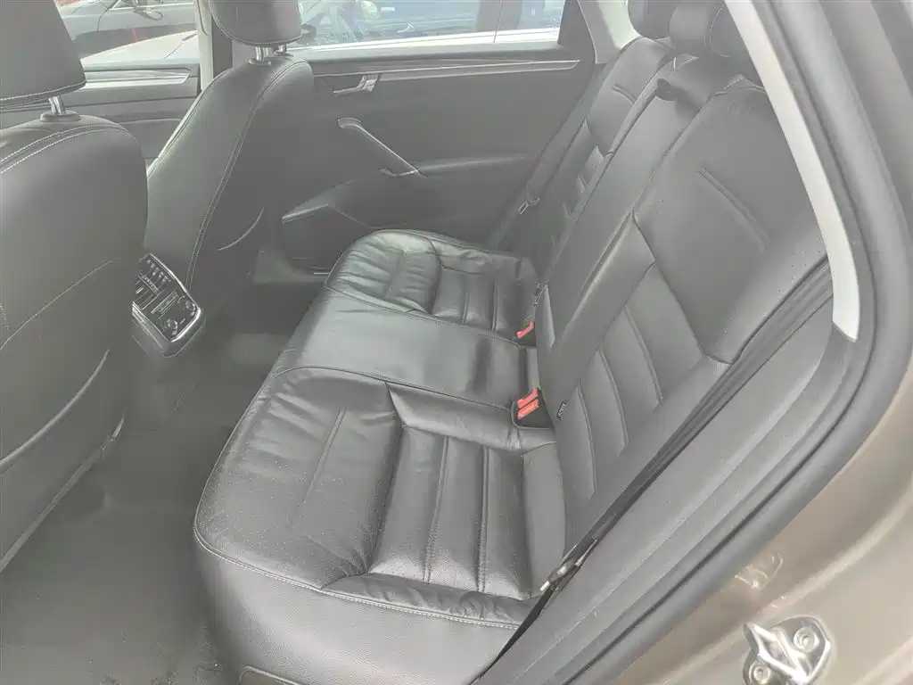 Volkswagen Passat 2016 330TSI DSG Executive Edition фото 13