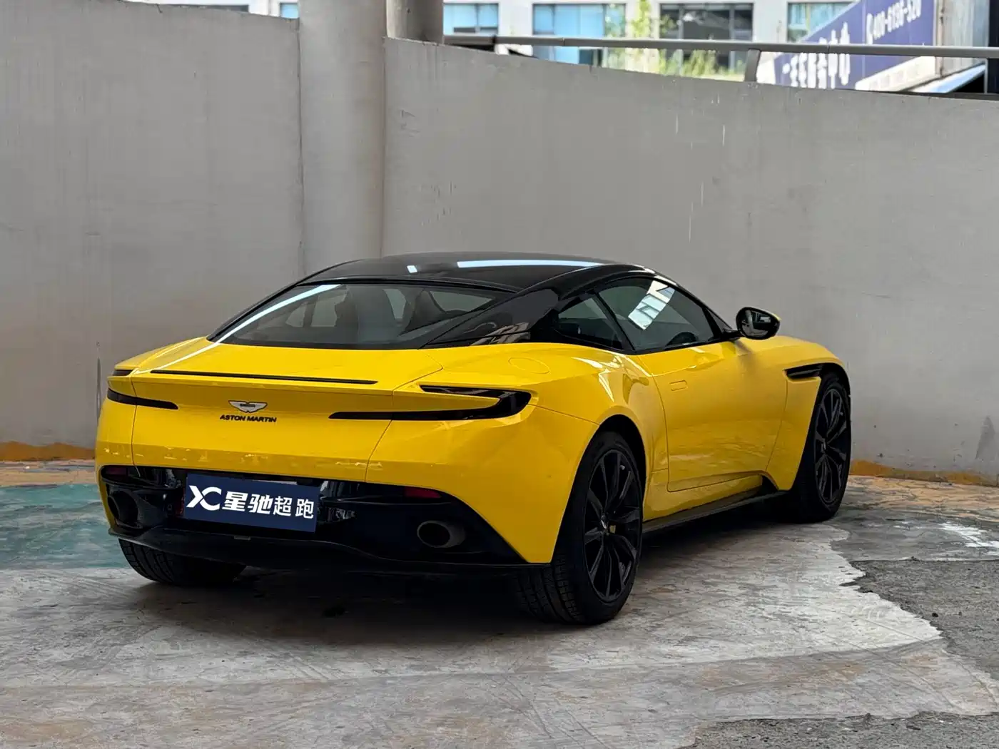 Фото 9 - Aston Martin DB11
