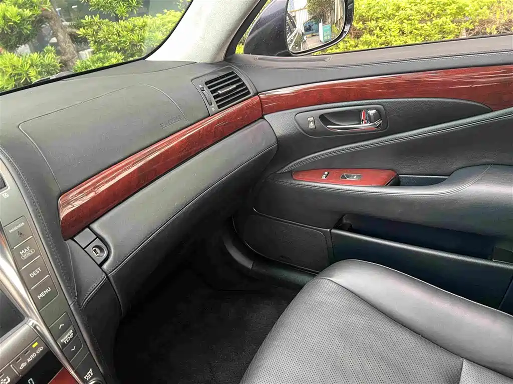 Фото 5 - Lexus LS