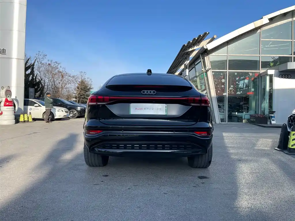 AUDI Q6L SPORTBACK E TRON