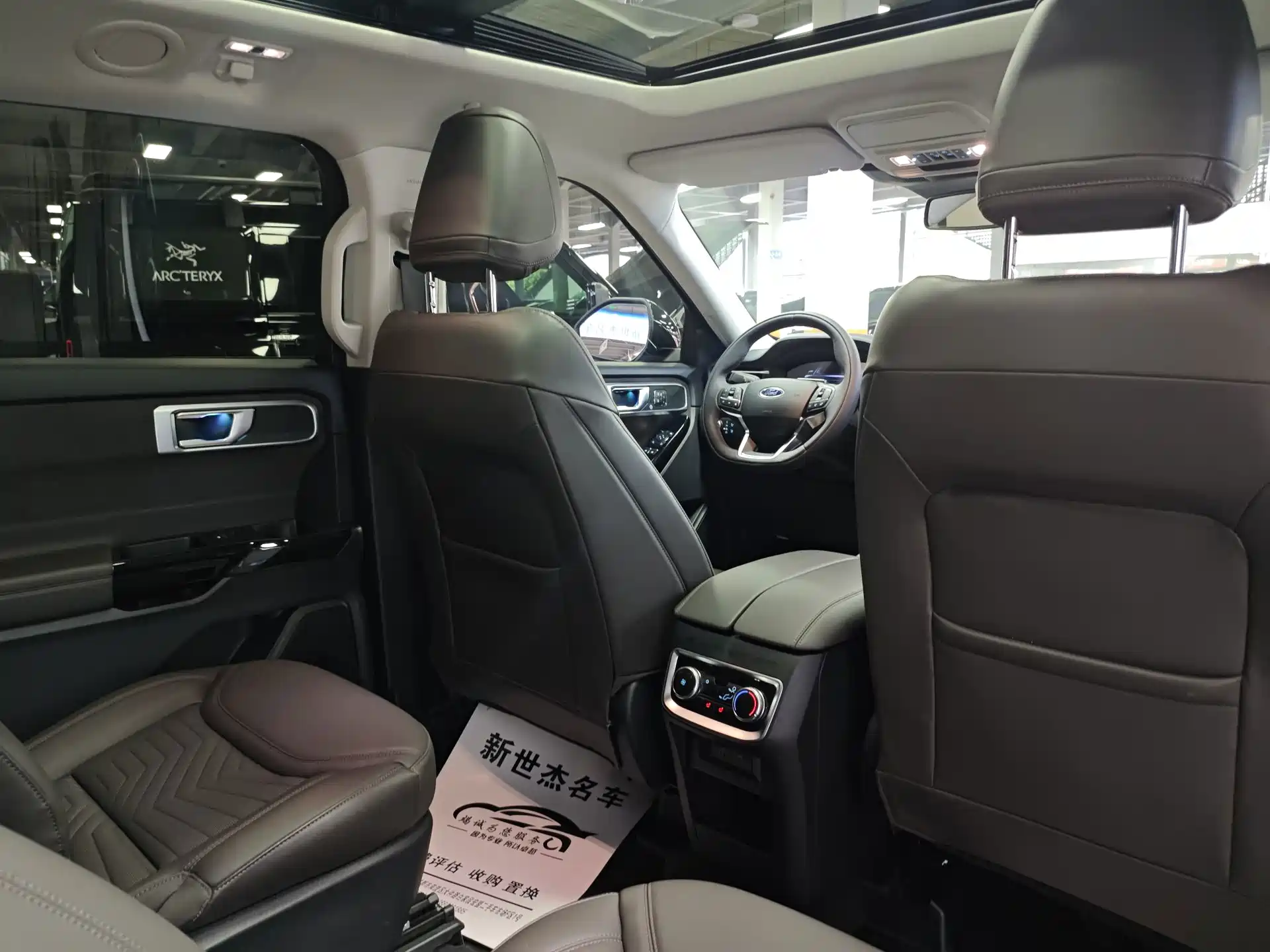 Фото 11 - Ford Explorer
