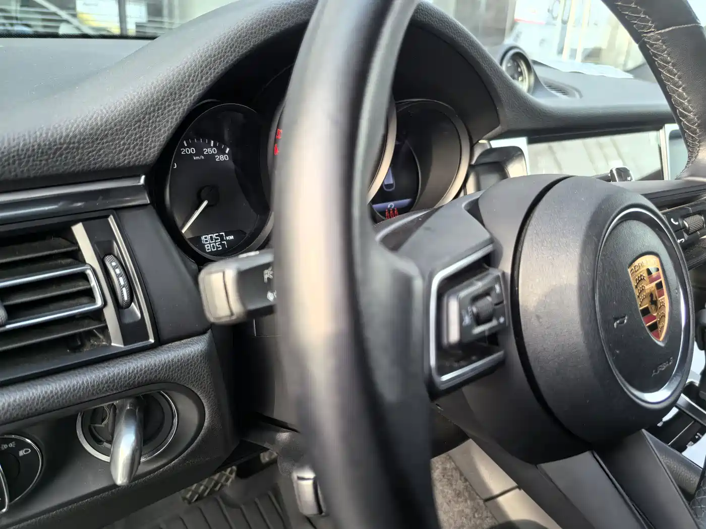 PORSCHE MACAN