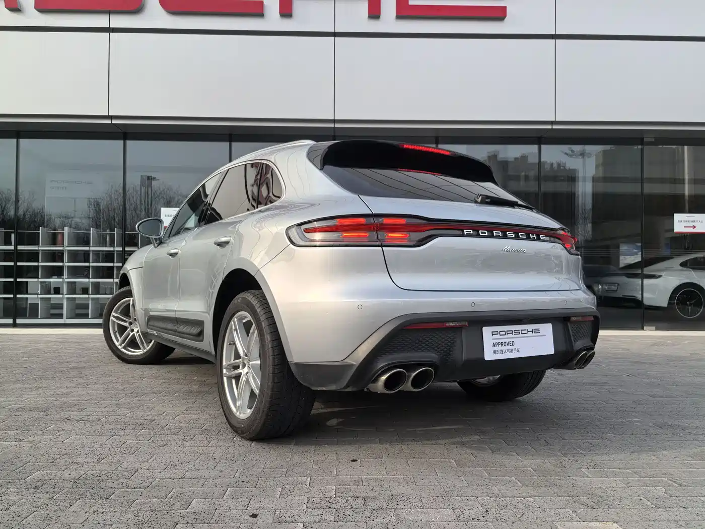 PORSCHE MACAN