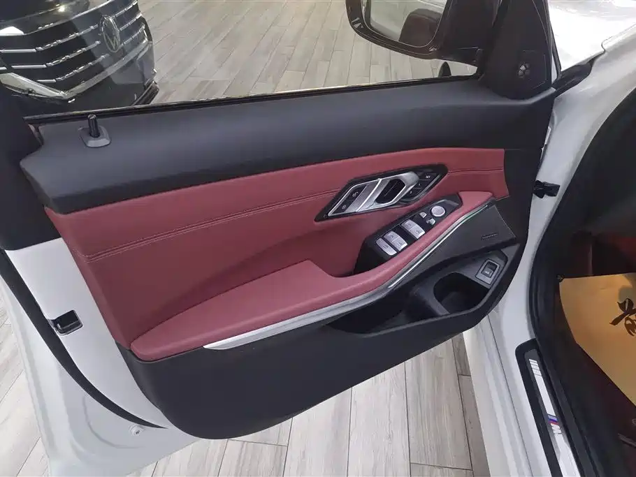 BMW 3 Series 2025 330Li Premium M Sport Night Edition фото 7