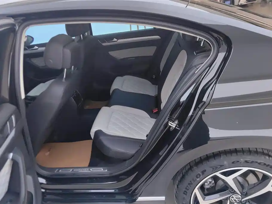 Volkswagen Magotan 2023 Model 2 Million Commemorative Edition 330TSI DSG Luxury фото 11