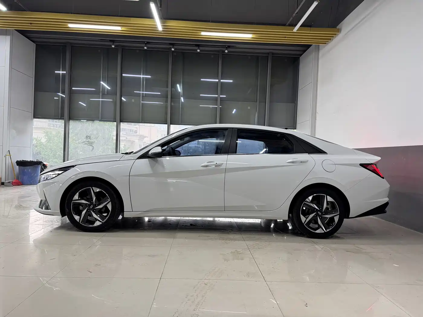 Hyundai Elantra 2023 Model 1.5L CVT LUX Premium Edition фото 5