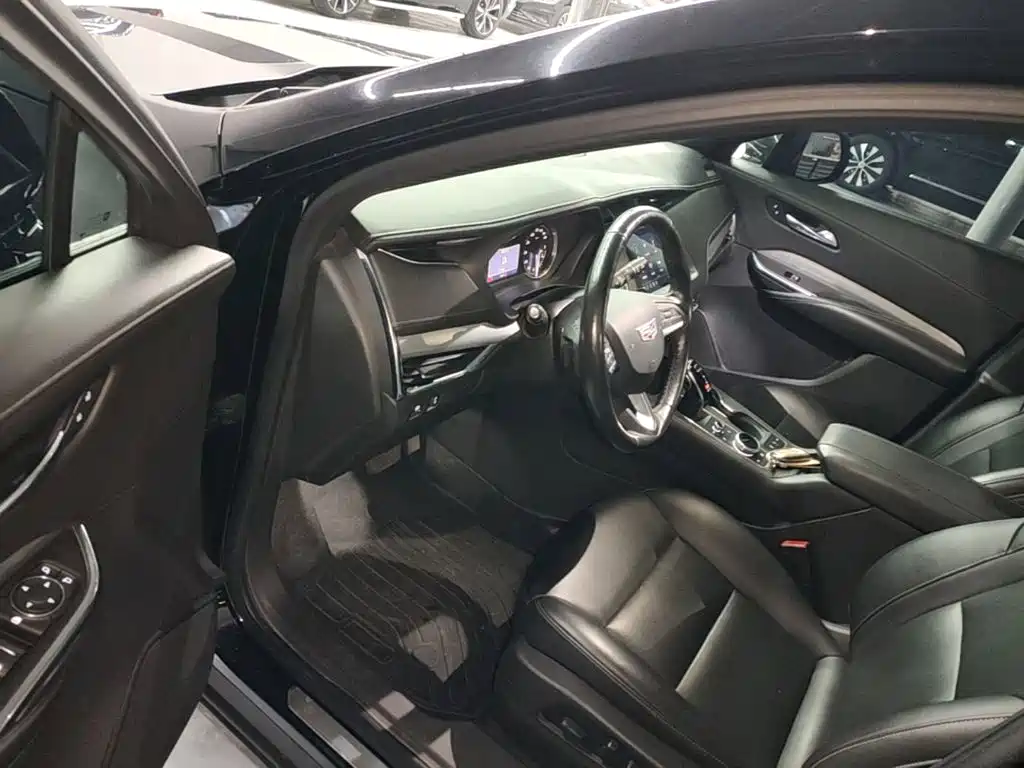 Photo 12 - Cadillac XT4