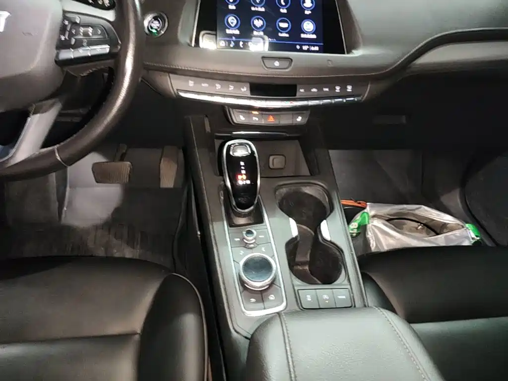 Photo 10 - Cadillac XT4