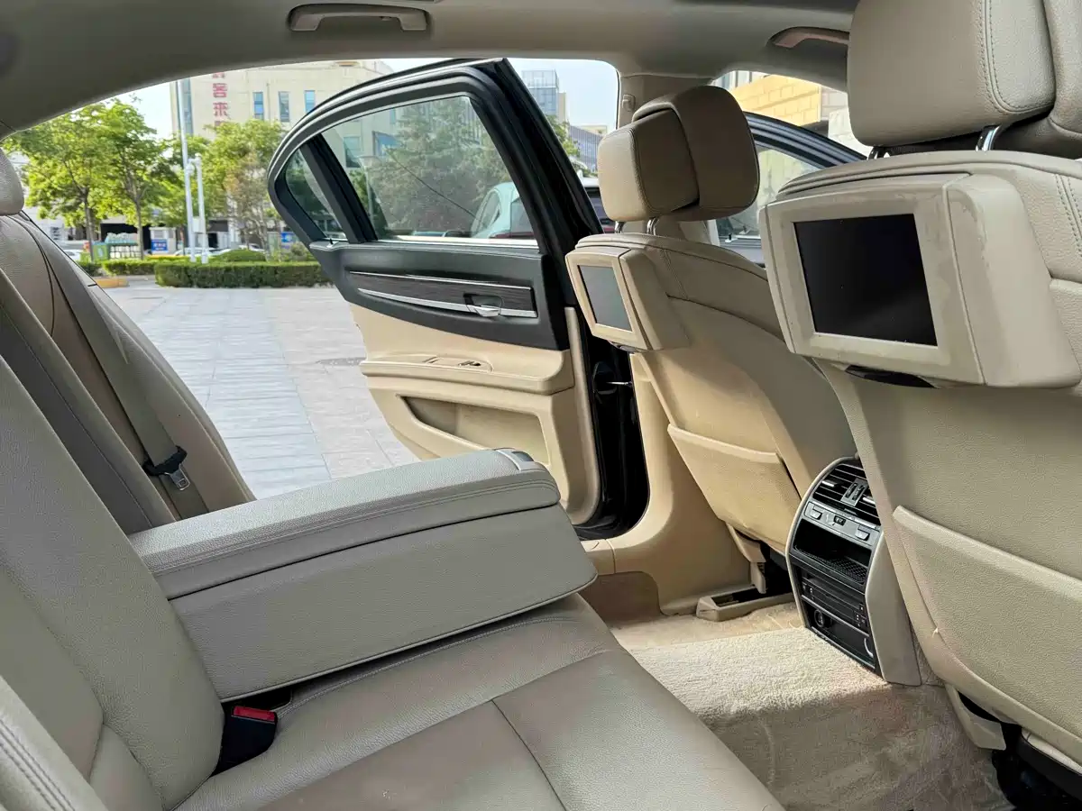 BMW 7 Series 2011 730Li Elegance фото 14
