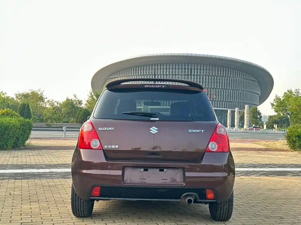 Photo 5 - Suzuki Swift