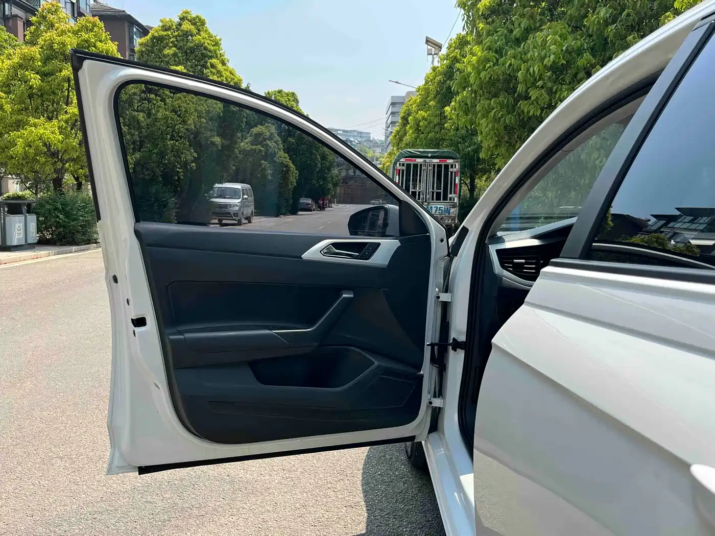 Volkswagen Polo 2019 Plus 1.5L Automatic Colorful Tech Edition фото 17
