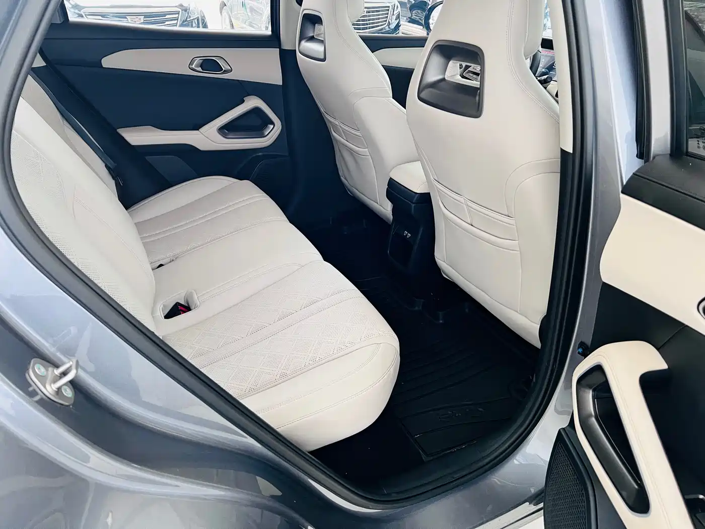 BYD Yuan UP 2024 401KM Surpass Edition фото 10