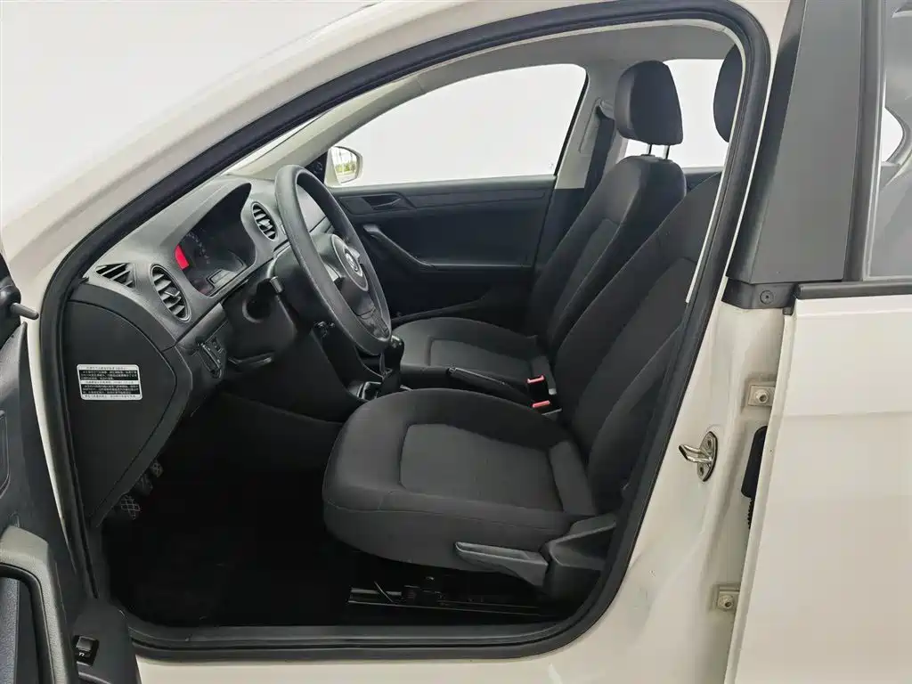 Volkswagen Jetta 2015 1.6L Manual Trend фото 10