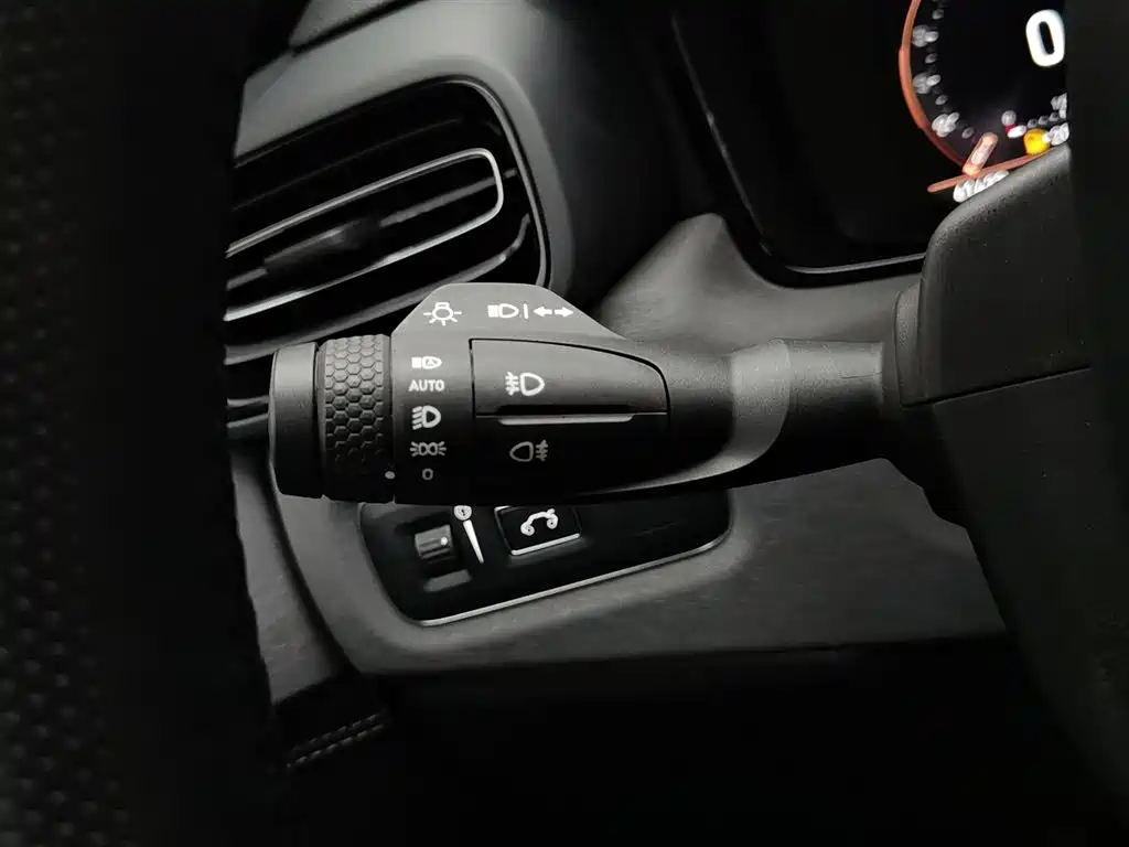 Lynk & Co 02 2021 1.5TD DCT 2WD Power Champion Edition фото 21