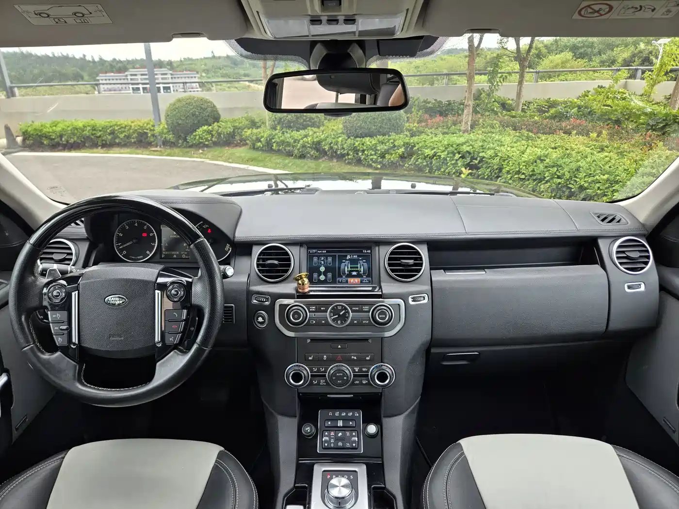 Land Rover Discovery 2014 3.0 SC V6 XXV Edition фото 15
