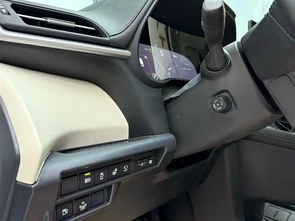 Toyota Sienna 2024 2.5L Hybrid Platinum Edition фото 16