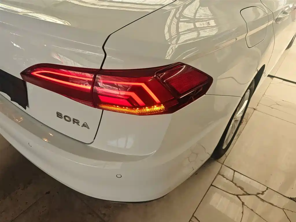 VOLKSWAGEN BORA