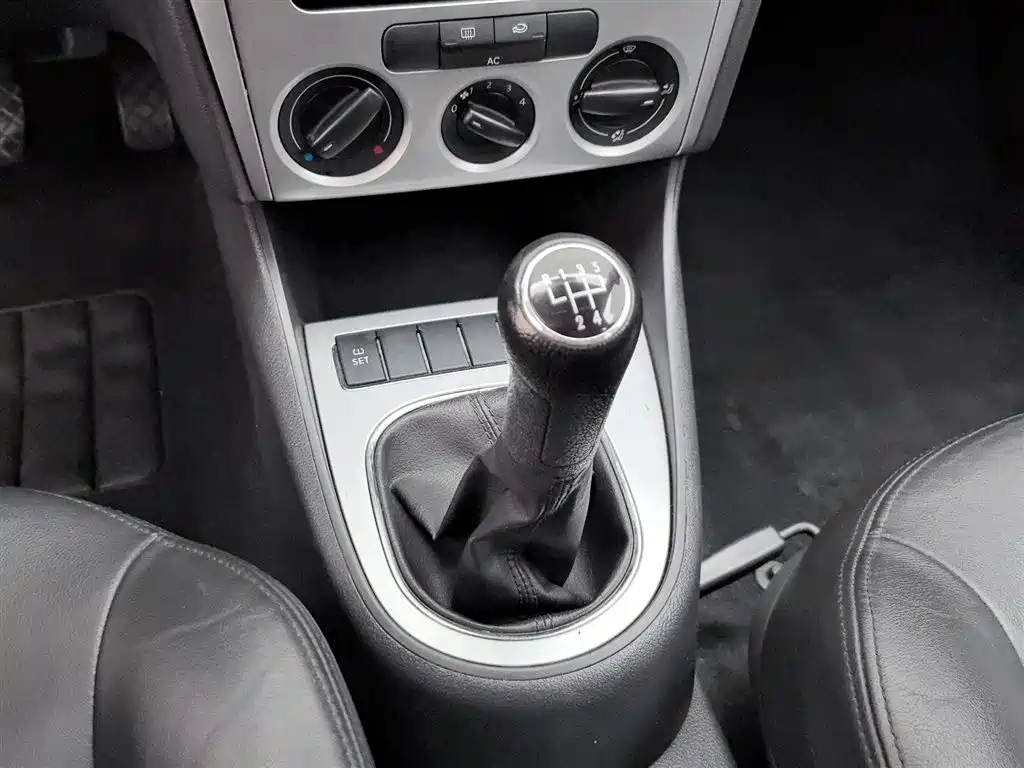 Volkswagen Lavida 2011 1.6L Manual Elegance Edition фото 13