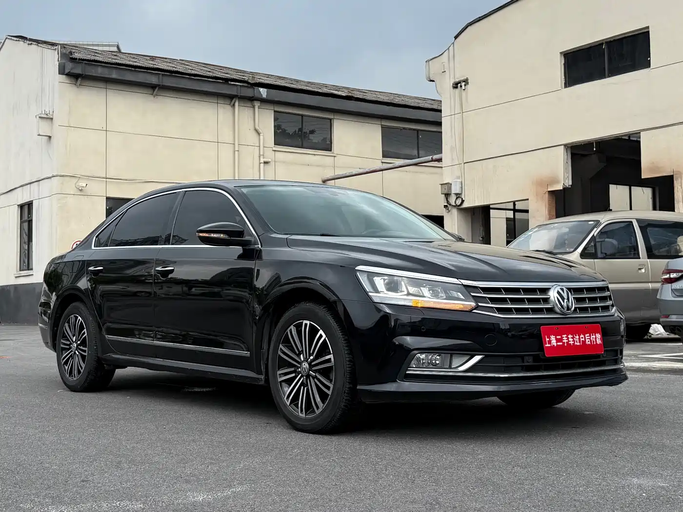 Volkswagen Passat 2017 330TSI DSG Luxury фото 3