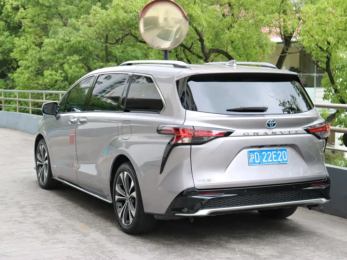 Toyota Granvia 2023 2.5L Hybrid Prestige PLUS Edition фото 3